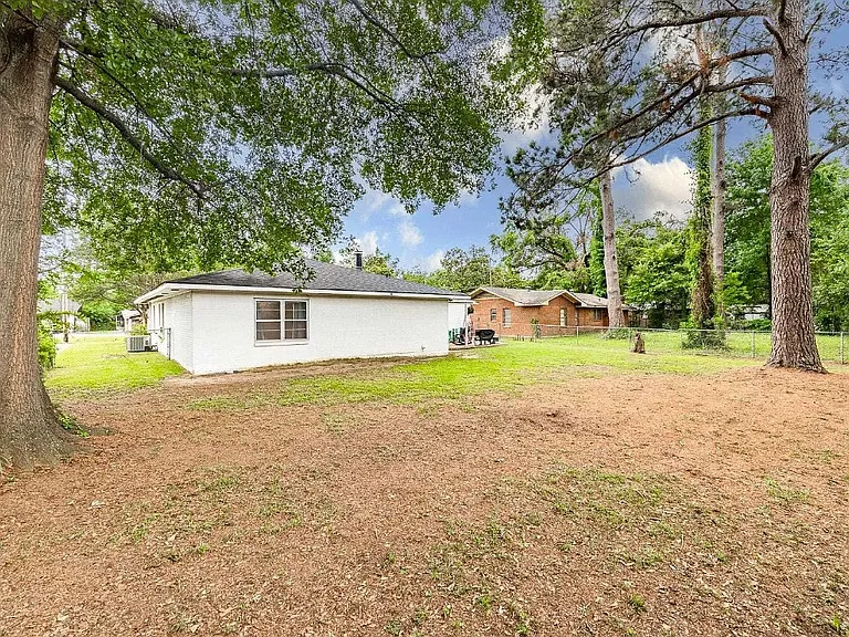 2207 Elizabeth St — Photo 2