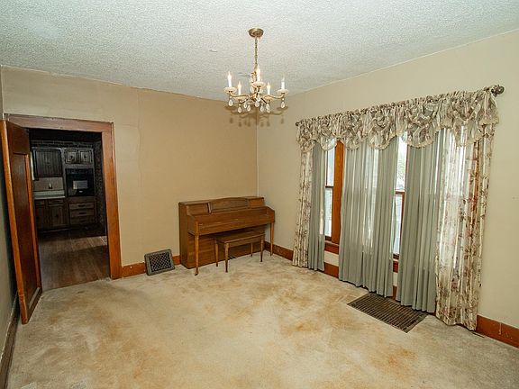 5th image of 303 S Taylor St