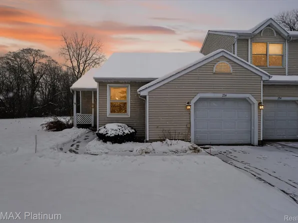 226 Meadow Pointe Dr, Fenton, MI 48430