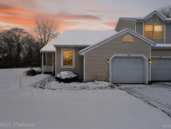 226 Meadow Pointe Dr, Fenton, MI 48430