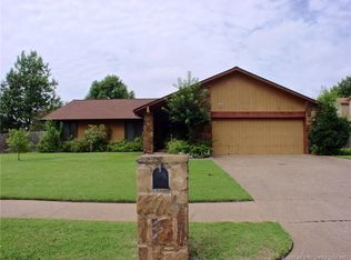 7402 S Oak Pl, Broken Arrow, OK 74011