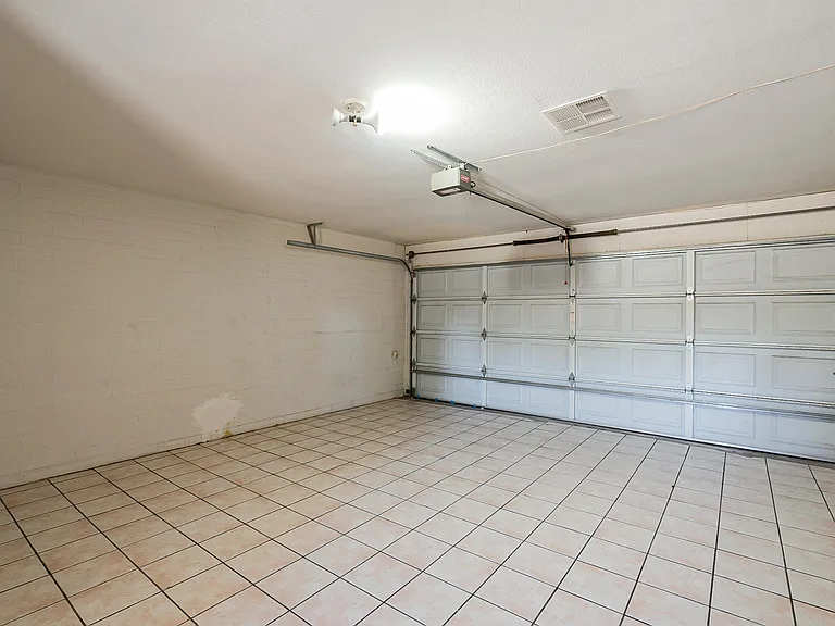 1107 E Geneva Dr — Photo 13