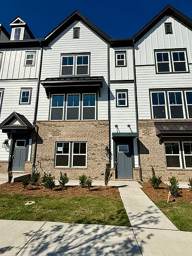 565 Silver Star Blvd Photo 1