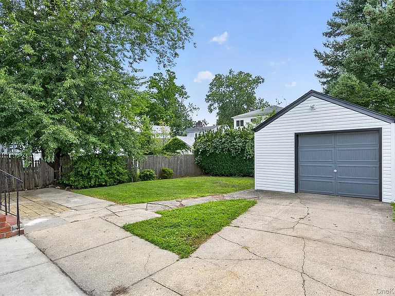 121 Sheridan Ave — Photo 21