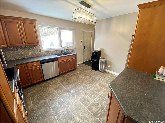 3rd image of 65 Irwin AVENUE