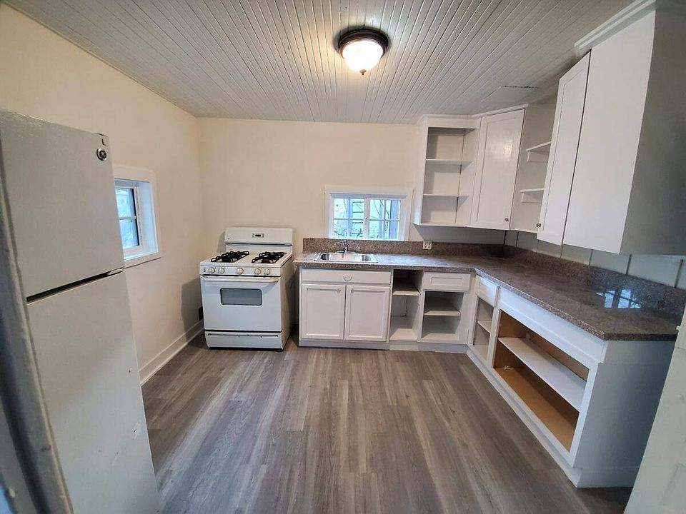2nd image of 104 E Summer St