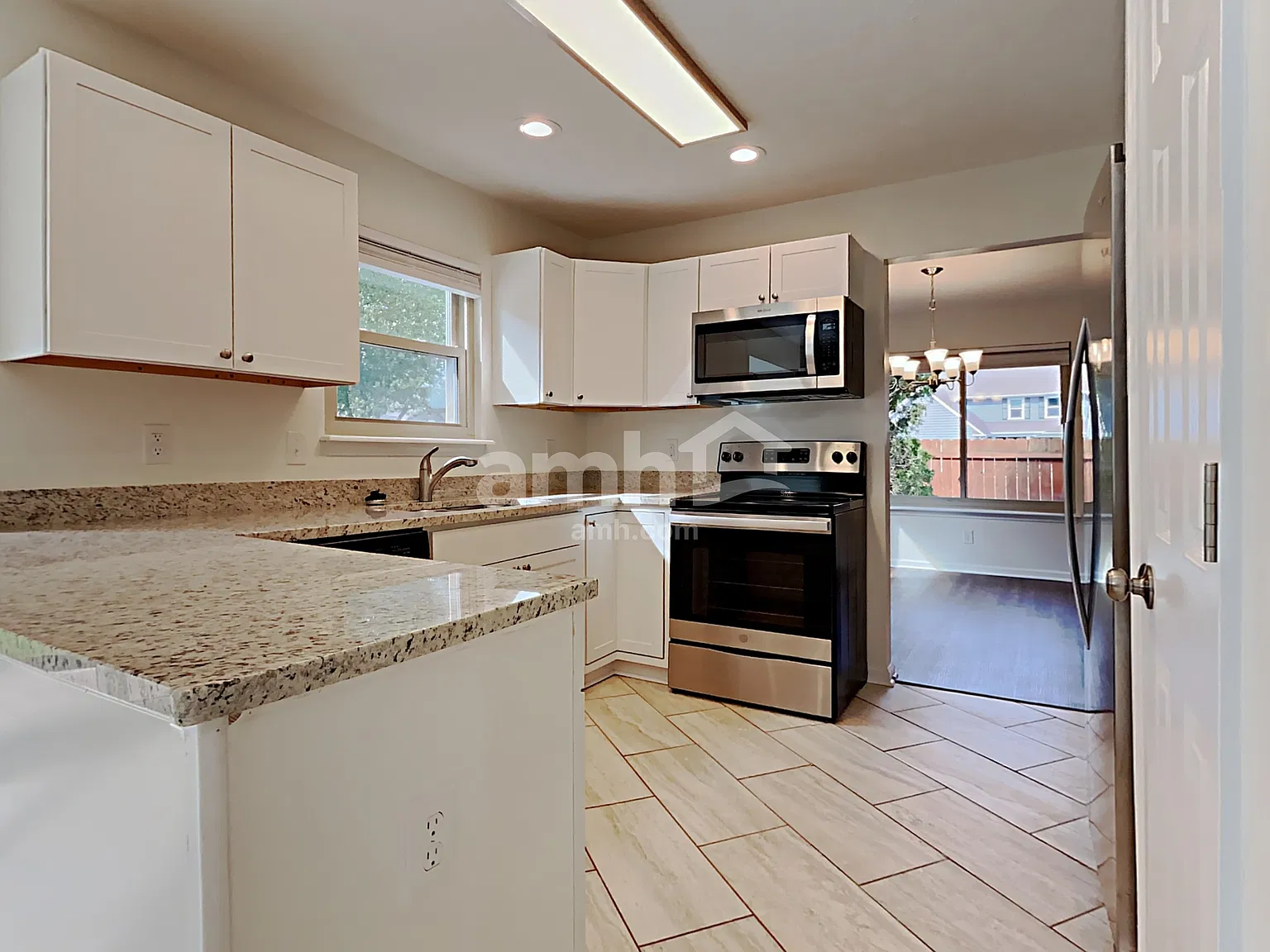 4 bed, 2.5 bath, 1928 sqft, $2,525 — Photo 3