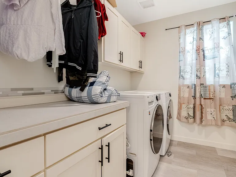 579 NW Adams Ave #1 — Photo 12