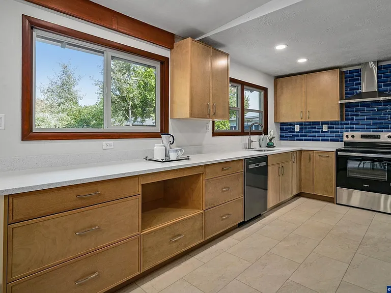 2955 Wedgewood Ct NE — Photo 3