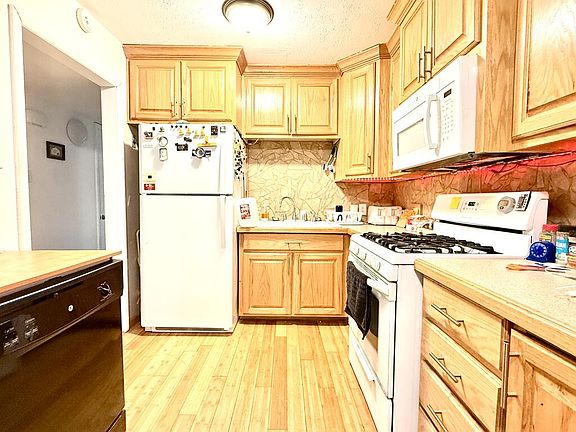 5th image of 600 W 22nd St