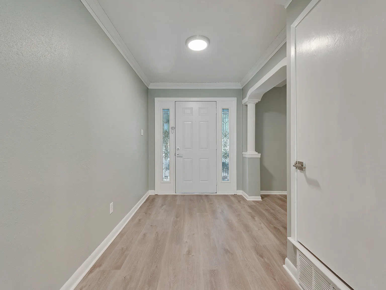 3 bed, 1964 sqft, $2,299 — Photo 1