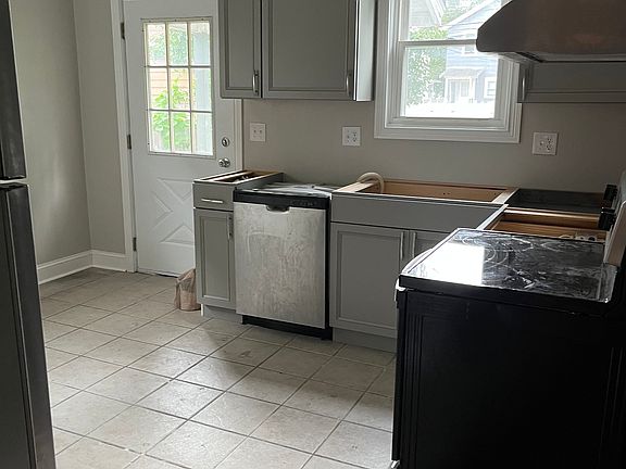 3rd image of 869 Oxley Rd #869