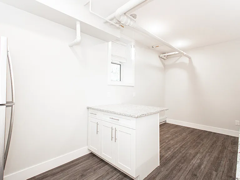 834 Grosvenor Ave #11 — Photo 2