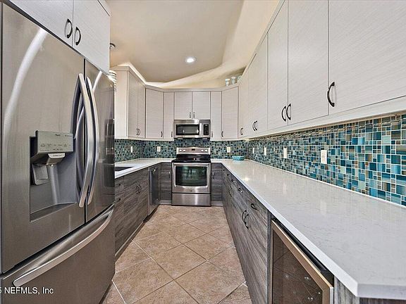 4th image of 2715 VERSAILLES Court