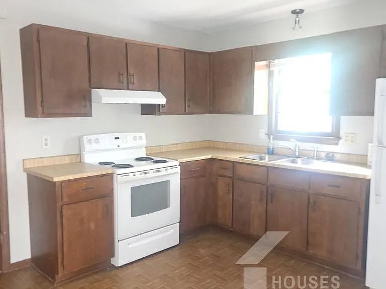 130 Ashdown Dr — Photo 3