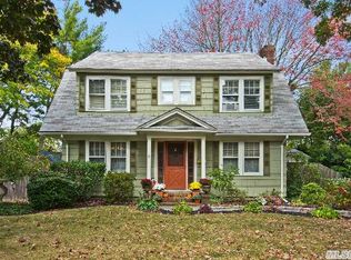 7 Oak Ct, Islip, NY 11751