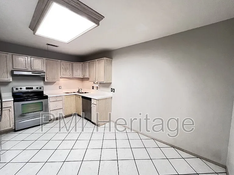 884 N Daisy Ln — Photo 9