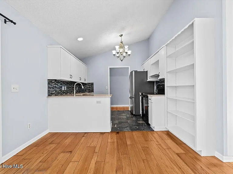 405 Spring Lake Dr — Photo 8