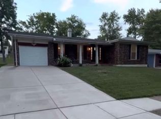 29 Smoke Tree Dr, Fenton, MO 63026