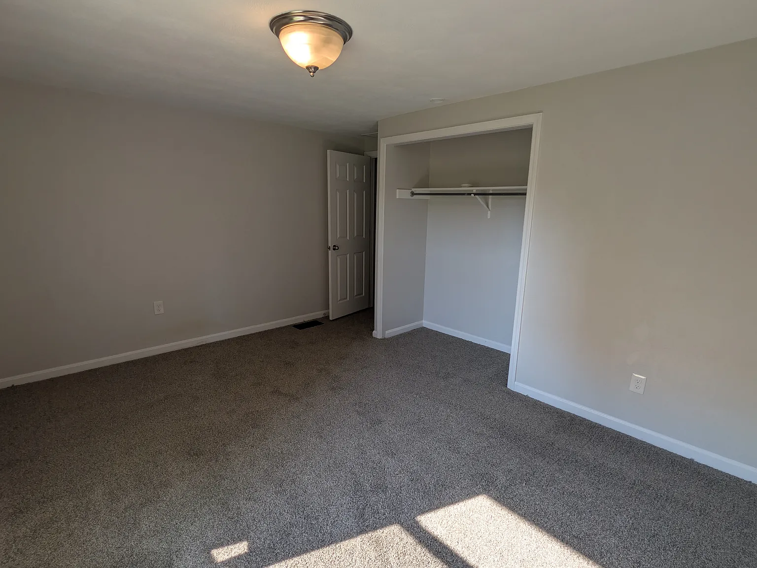 4 bed, 1248 sqft, $1,100 — Photo 2
