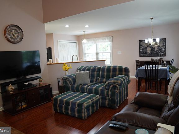 5th image of 97 Hastings Dr