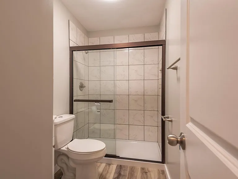 413 E 8th St — Photo 5