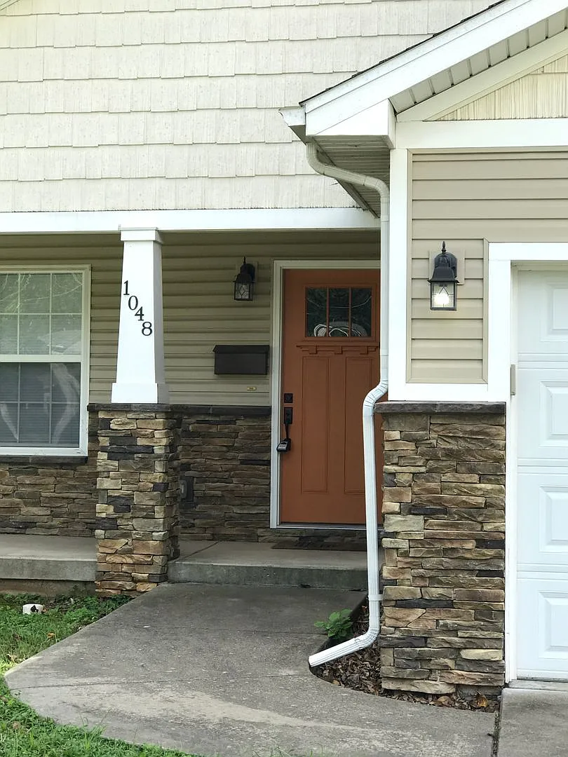 Charming home with attached Garage — Photo 2