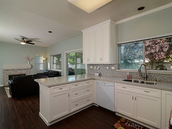 3rd image of 9480 Lakewind Ln