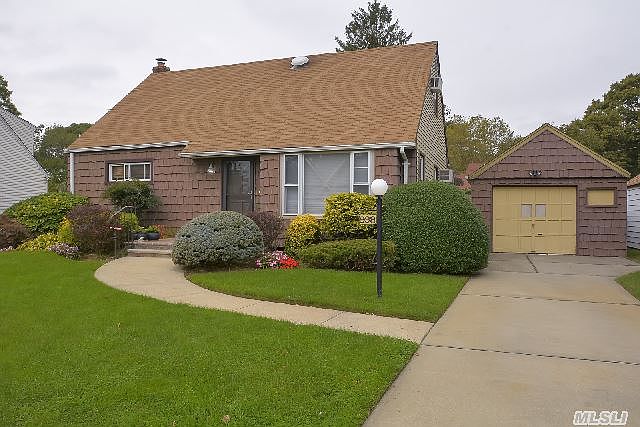 1st image of 998 Park Ln E