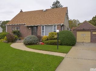 998 Park Ln E, Franklin Square, NY 11010