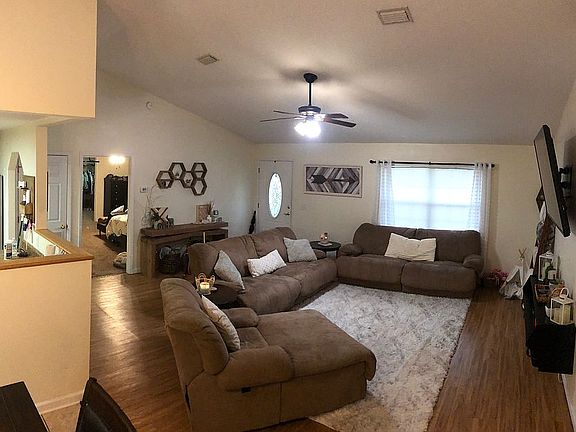 4th image of 117 W Camelot Dr