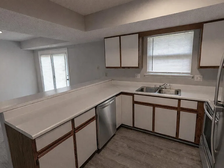 1913 Greenleaves Ct — Photo 11