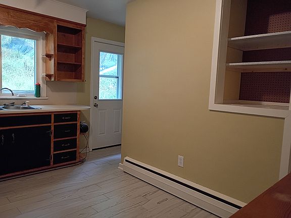 3rd image of 515 Cedar St