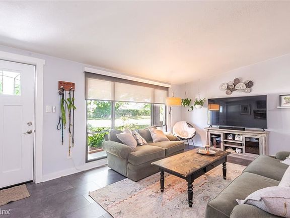 4th image of 2287R Manor Blvd N