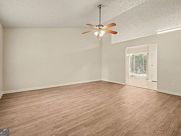 4th image of 529 Bluff Ct