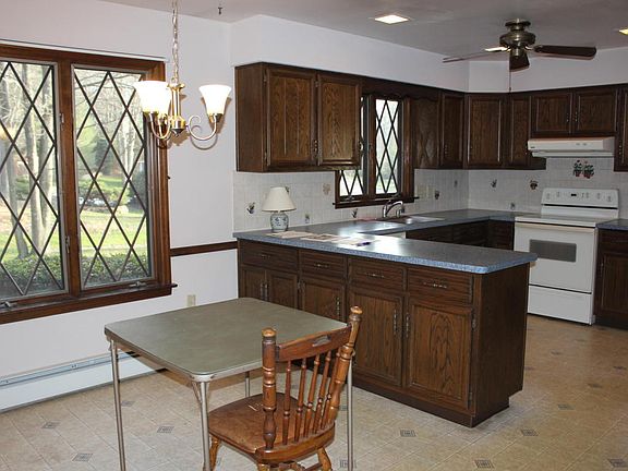 2nd image of 26 Fox Hollow Dr