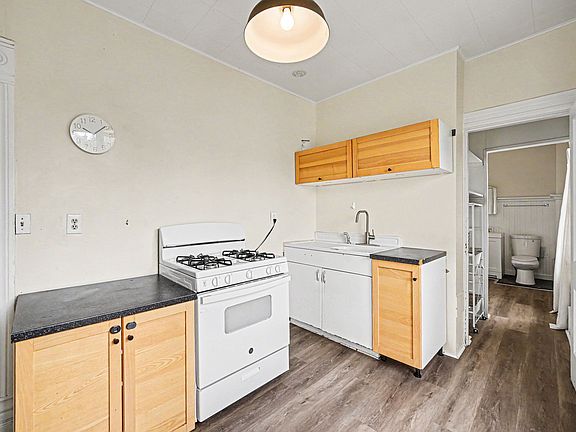 4th image of 302 N Bannock St #B