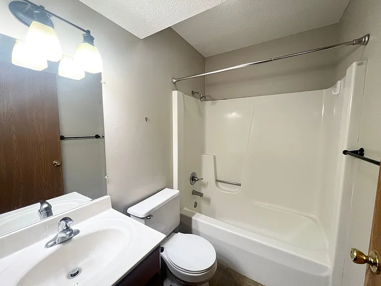 Oakridge Apartments — Photo 31