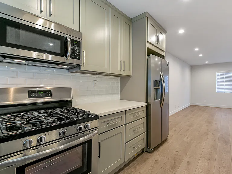 4053 W 23rd St #D — Photo 3