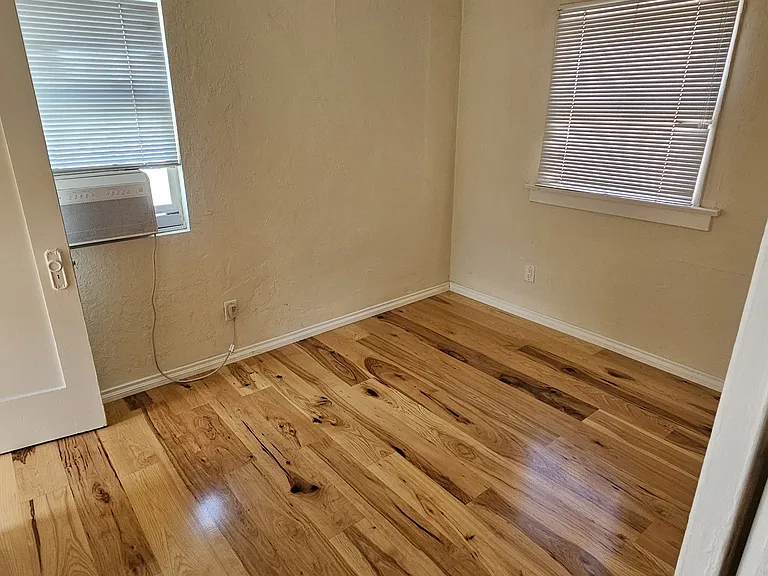1528 E 1st St #6 — Photo 10