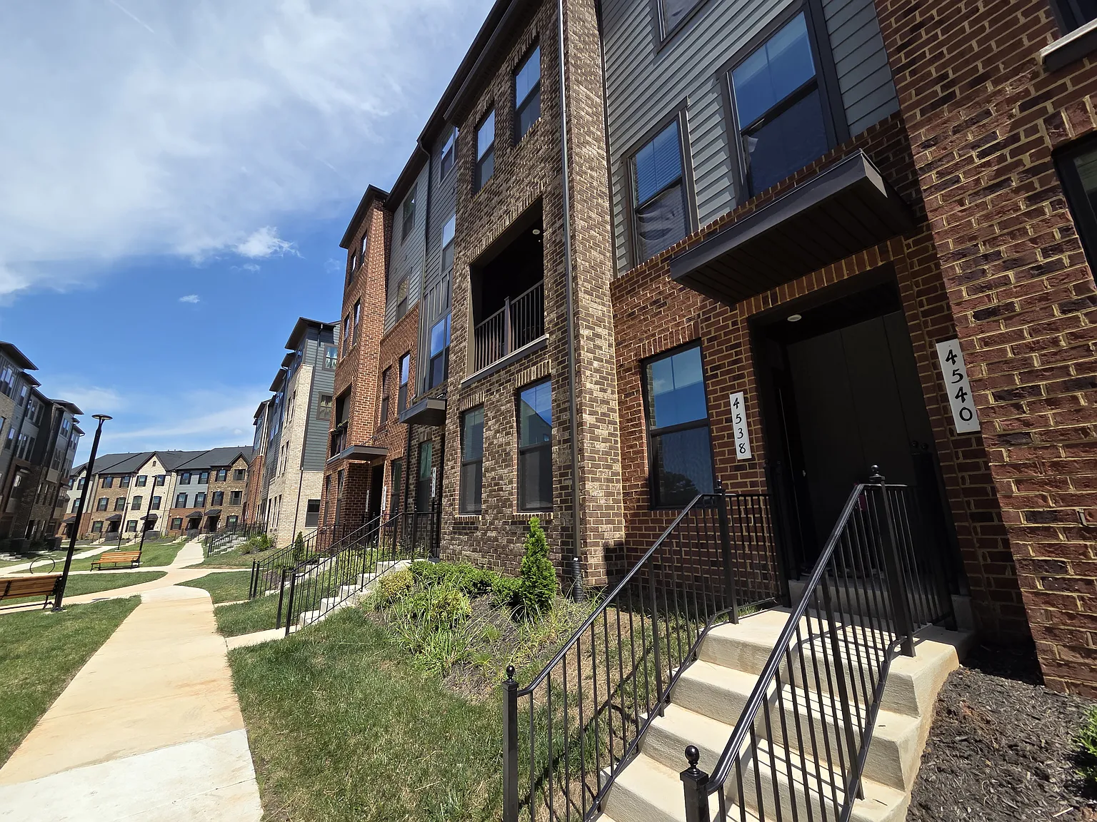 3 bed, 2.5 bath, 2132 sqft, $3,450 — Photo 3