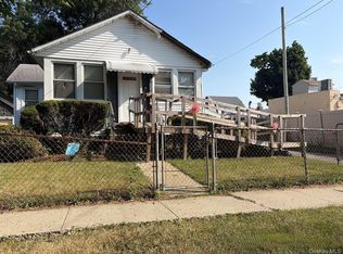 27 Midwood St, Hempstead, NY 11550