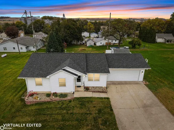 412 3rd St, Victor, IA 52347