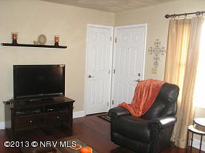 3rd image of 215 Walnut Dr