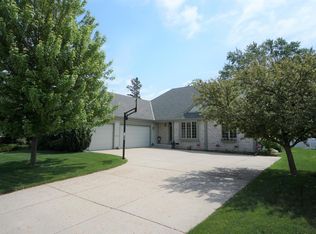 W243N2792 Creekside Dr, Pewaukee, WI 53072