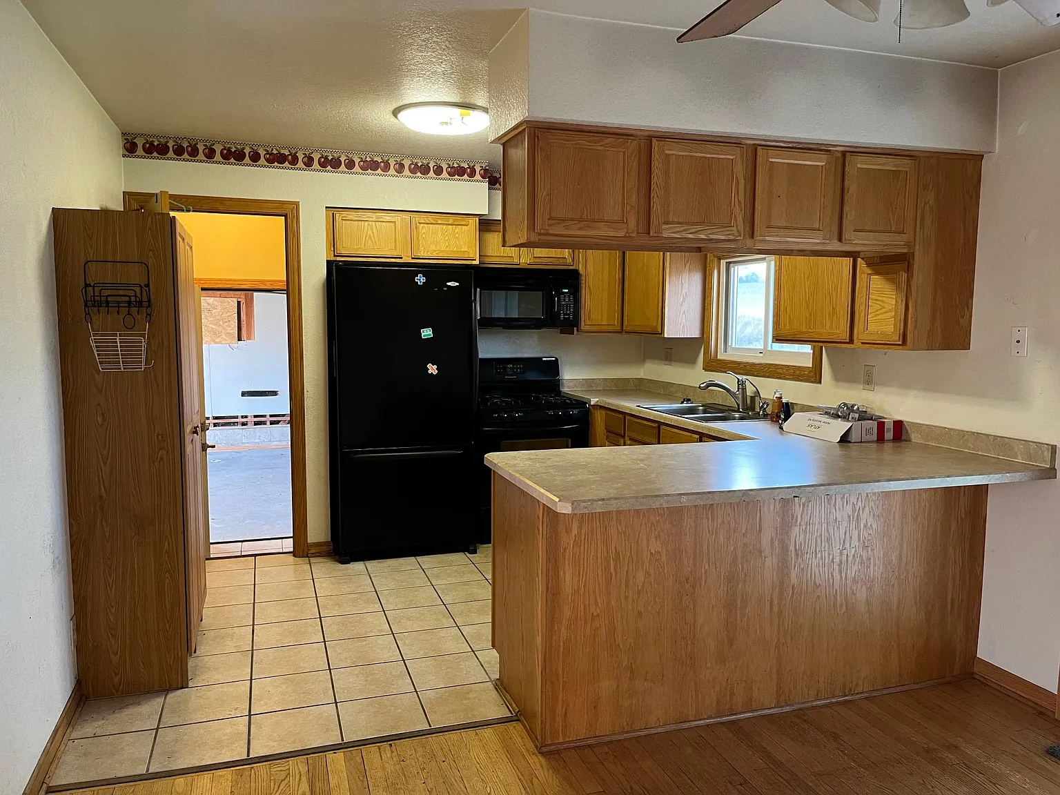 3 bed, 1408 sqft, $2,600 — Photo 3