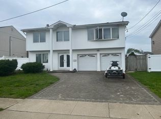 2625 Riverside Dr, Wantagh, NY 11793
