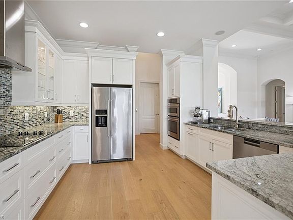 3rd image of 451 Oak AVE