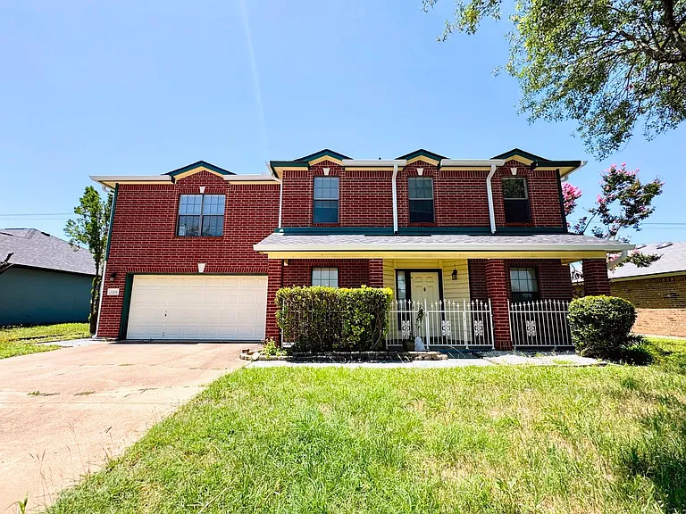 1204 Bristol Dr — Photo 1