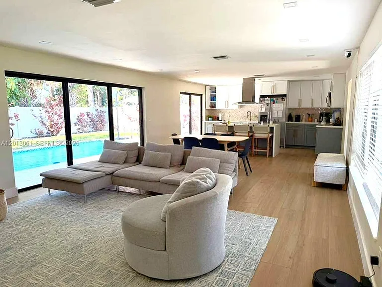 151 SE 6th Ct — Photo 3